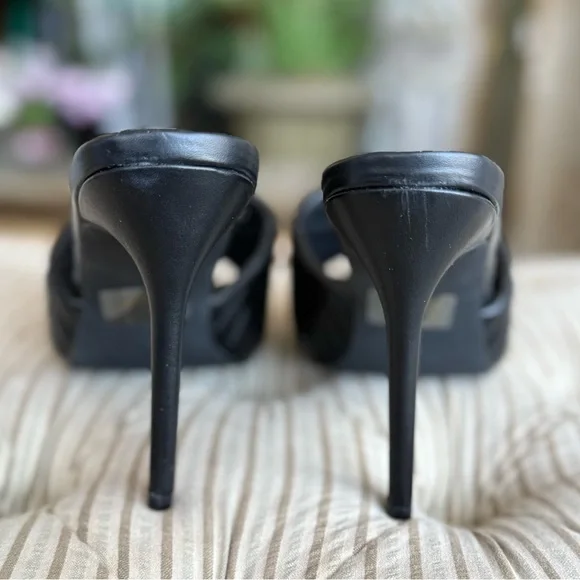 Black Quilted Slide Sandals with Gold Chain mules - Picture 9 of 9